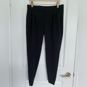 Soft and stretchy tapered trousers.